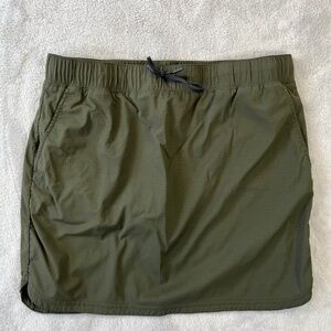 Eastern Mountain Sports Skort sz M Olive Green Outdoors Casual Earthy Nature